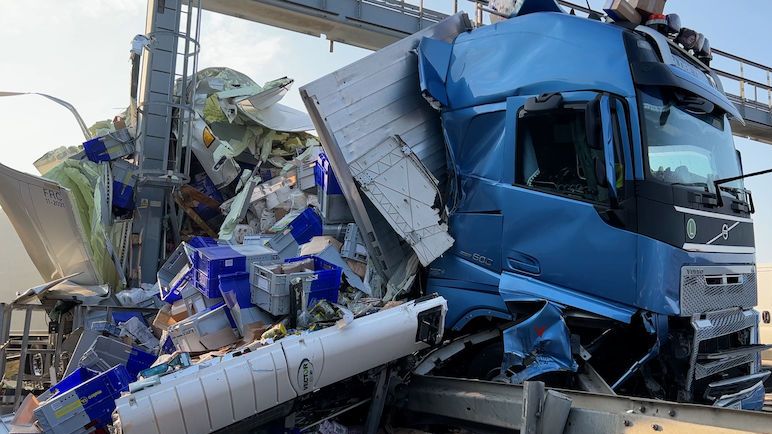 Opilý kamioňák na Pražském okruhu rozpáral návěs o mýtnou bránu